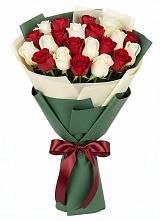 Букет Микс из красных и белых роз в Каратузском