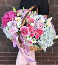Композиция солнечный день в Каратузском Цветочная композиция из Розы, Хризантемы, Пионы и Лизиантусы в корзине в Каратузском