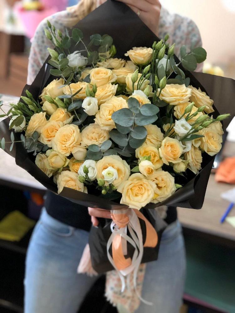 Букет цветов из: Розы и Лизиантусы в Каратузском