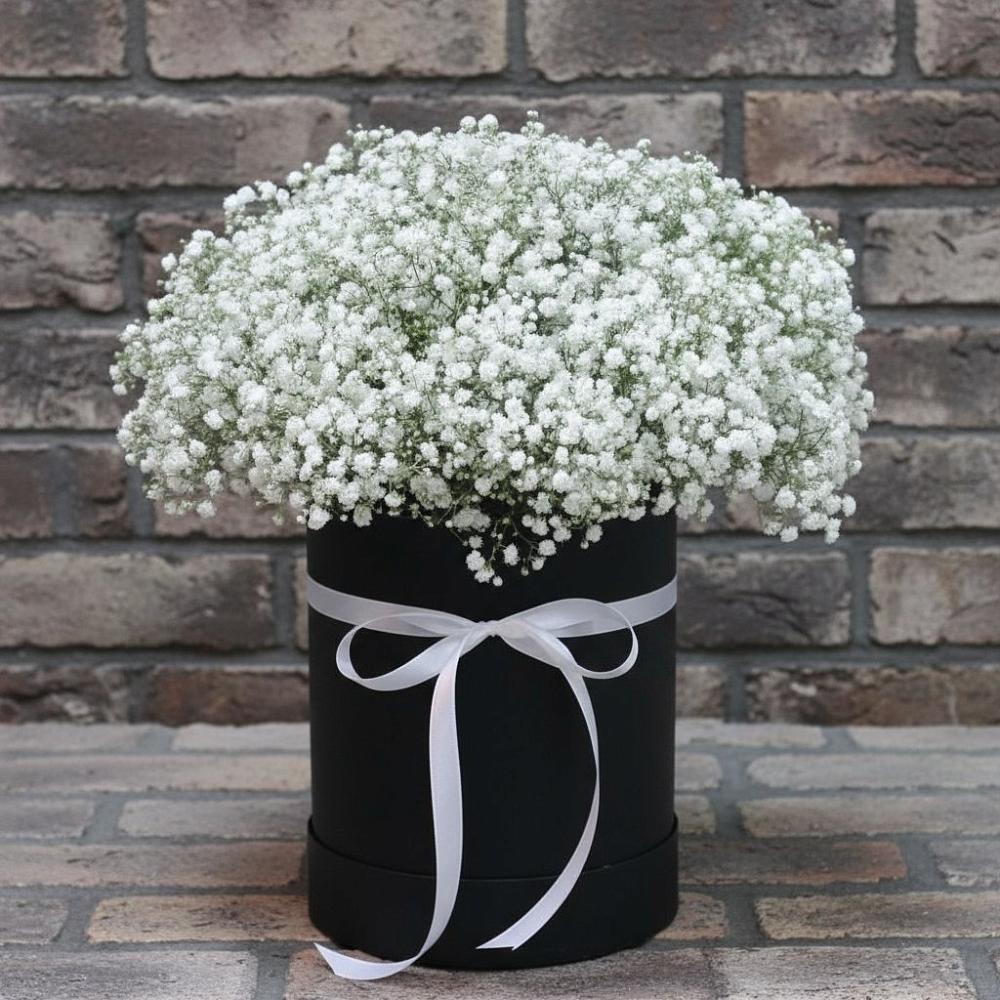 Цветочная композиция из Гипсофила в шляпной коробке в Каратузском