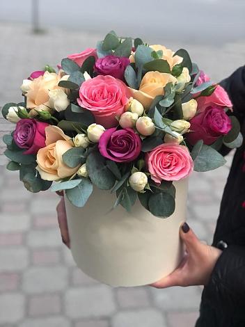 Цветочная композиция из Розы в шляпной коробке в Каратузском