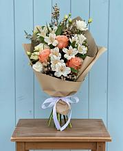 Букет цветов из:  Альстромерии, Лизиантусы, Розы и Хризантемы в Каратузском