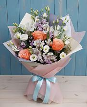 Букет цветов из:  Лизиантусы, Розы, Альстромерии и Гипсофила в Каратузском