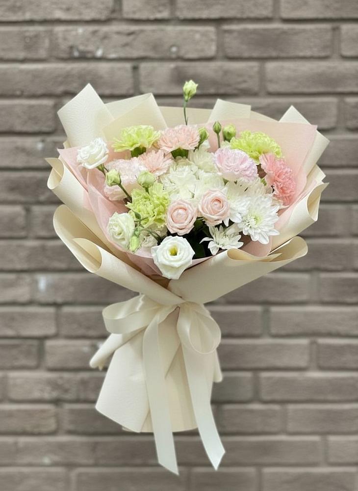 Букет цветов из: Гвоздики, Розы, Лизиантусы и Хризантемы в Каратузском