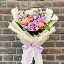 Букет цветов из:  Лизиантусы и Розы в Каратузском