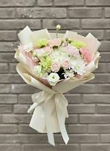 Букет цветов из:  Гвоздики, Розы, Лизиантусы и Хризантемы в Каратузском