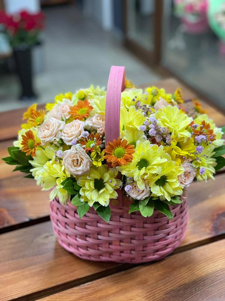 Цветочная композиция из Хризантемы и Розы в корзине в Каратузском
