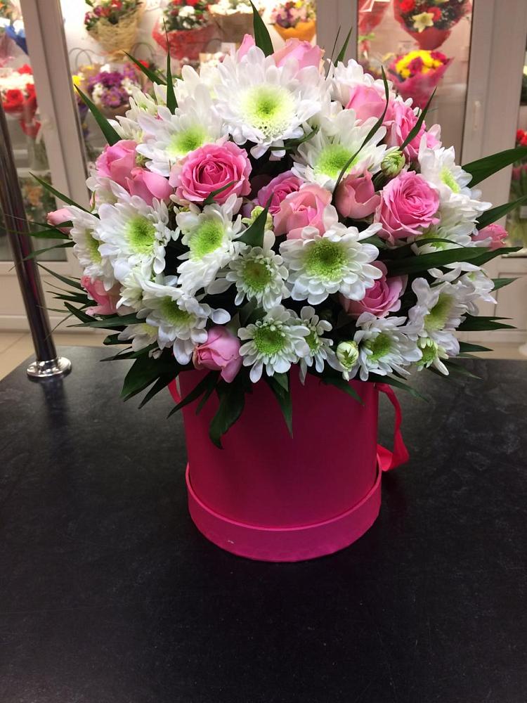 Цветочная композиция из Розы и Хризантемы в шляпной коробке в Каратузском