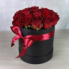 Цветочная композиция из Розы в шляпной коробке в Каратузском
