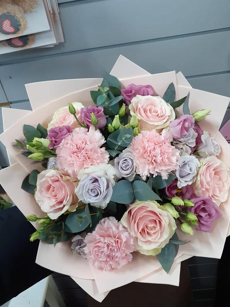 Букет цветов из: Розы, Гвоздики и Лизиантусы в Каратузском